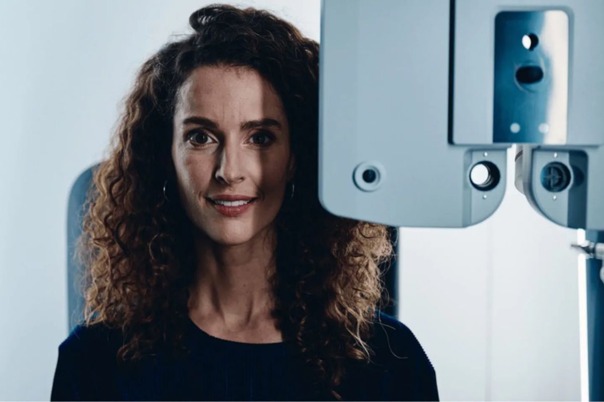 Kundin bei der Sehanalyse am ZEISS-Phoropter
