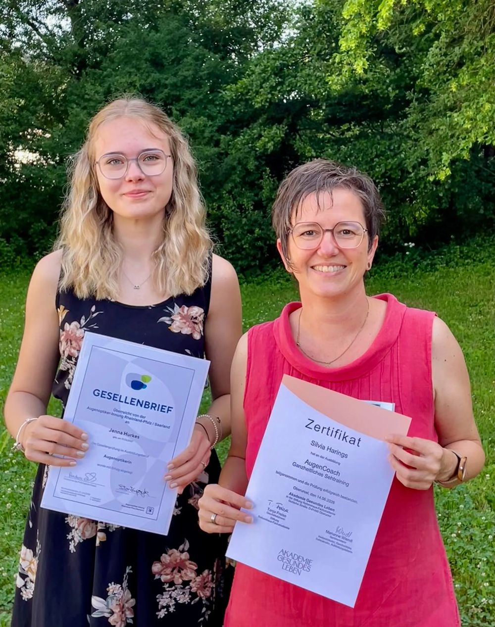 Jenna Hurkes und Silvia Harings mit ihren Urkunden
