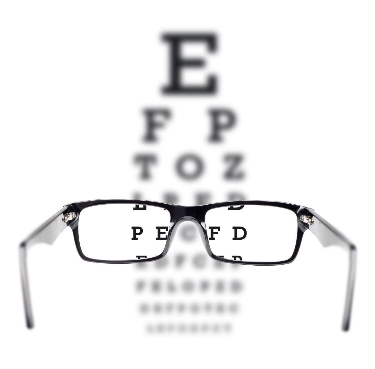 Brille vor einer Sehtafel